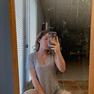 Grey shirt with little spots of pink